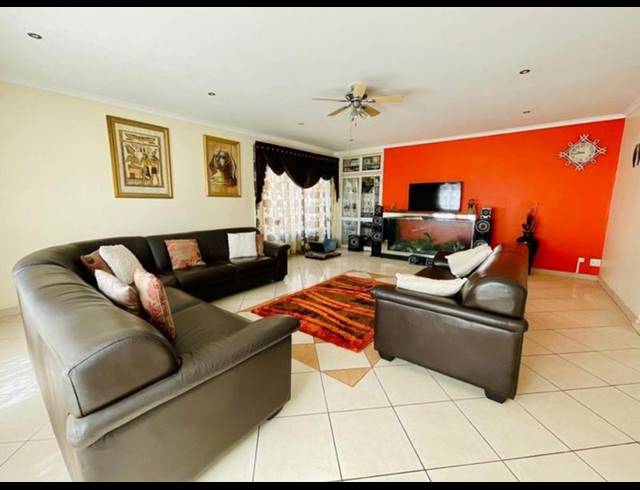 6 BEDROOM HOUSE FOR SALE IN GLENANDA
